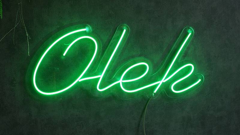 neon Olek 77x32 cm