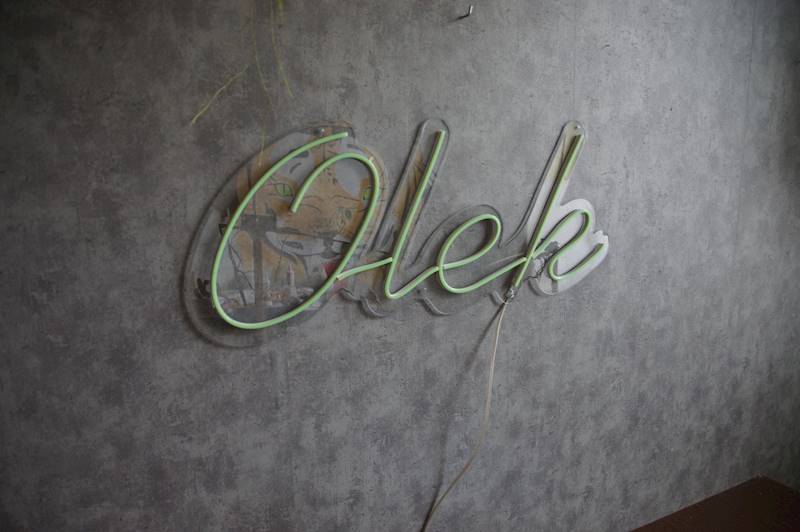 neon Olek 77x32 cm