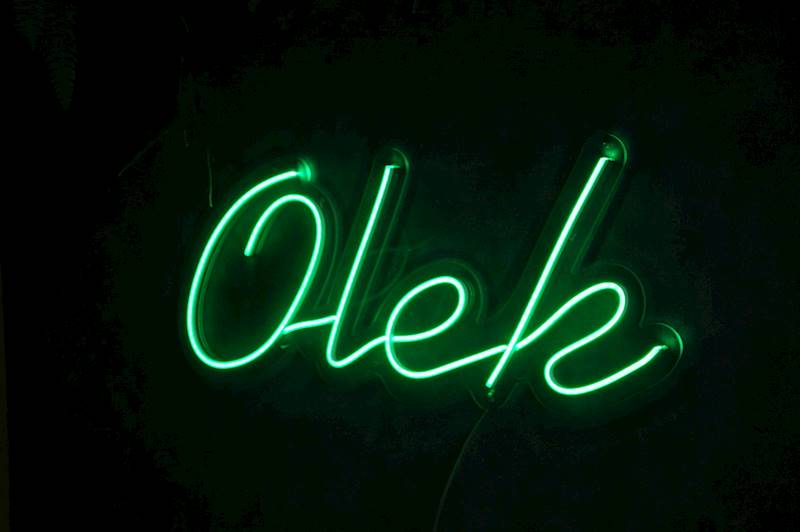 neon Olek 77x32 cm