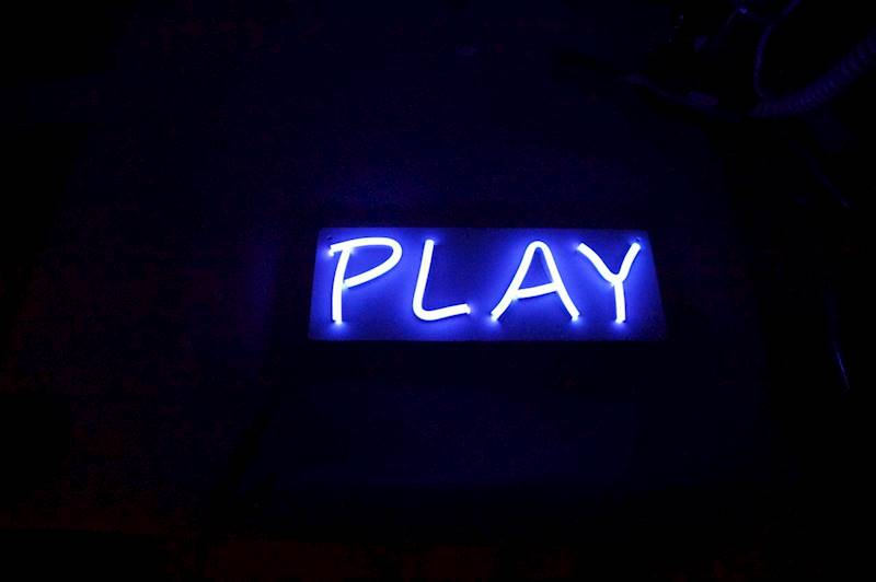 neon z zasilaczem w środku, PLAY, 27x12cm
