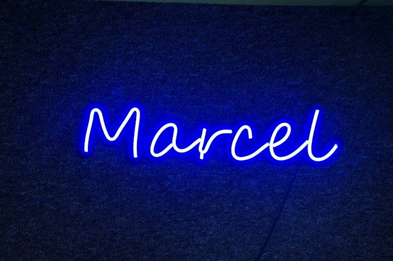 neon Marcel 50x13 cm