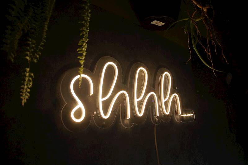 neon shhh... 70x25 cm