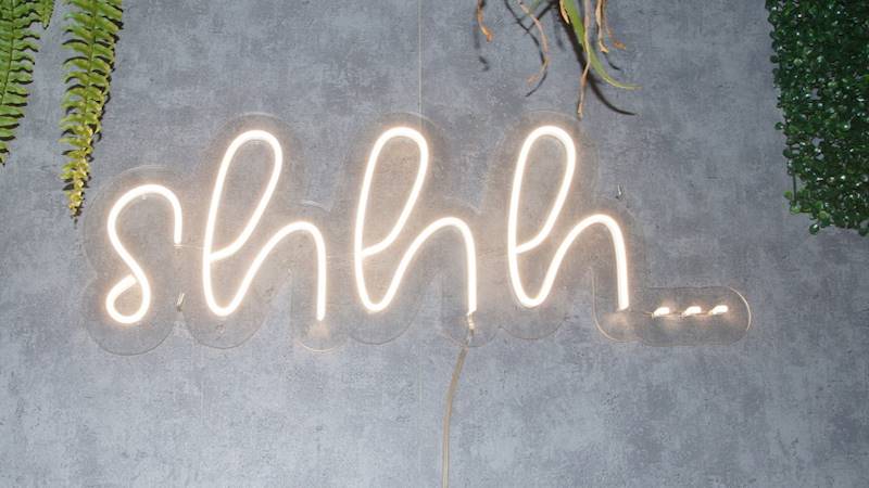 neon shhh... 70x25 cm