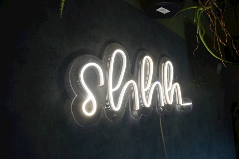 neon shhh... 70x25 cm