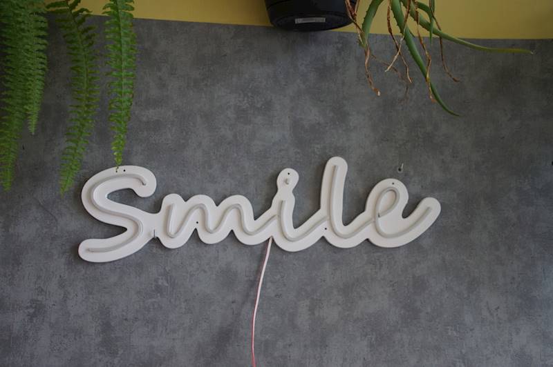 neon Smile 65x18 cm