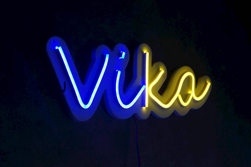neon Vika 42x14 cm