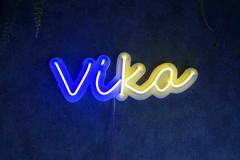 neon Vika 42x14 cm