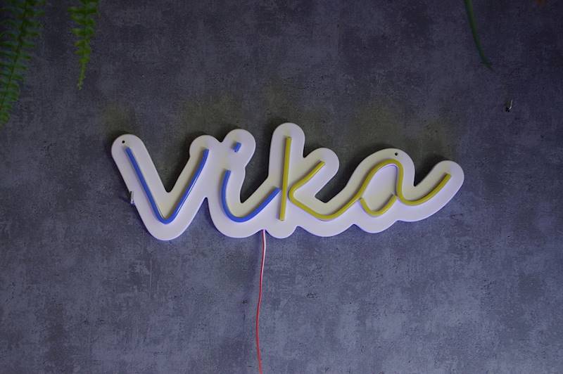 neon Vika 42x14 cm