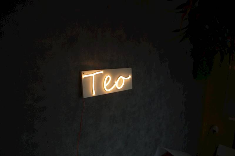 neon Teo 32x12 cm