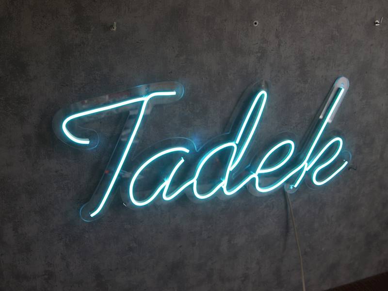 neon Tadek 63x25 cm