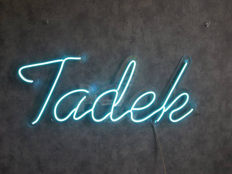 neon Tadek 63x25 cm