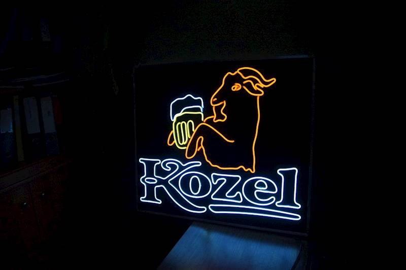 neon zewnętrzny usztywniony Kozel 80x70 cm