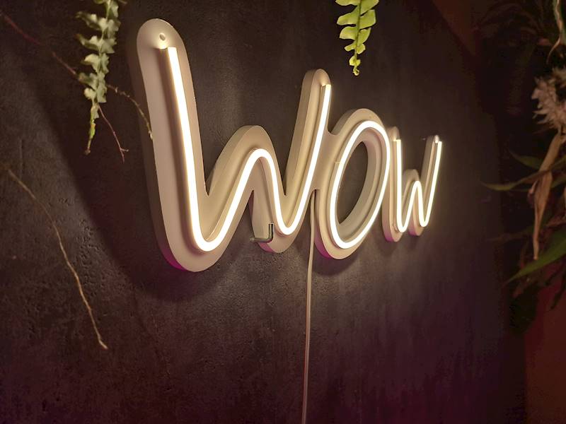 neon WOW 57x18cm
