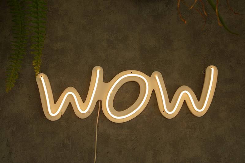 neon WOW 57x18cm