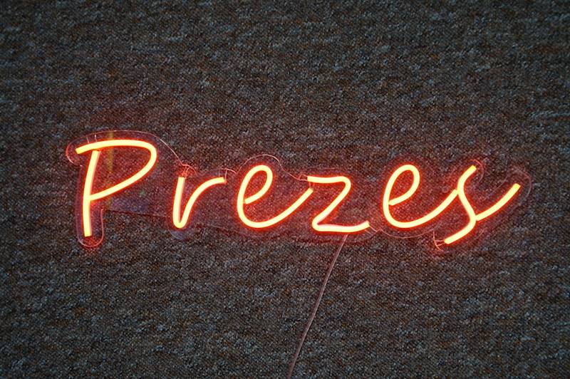 neon Prezes 54x15 cm
