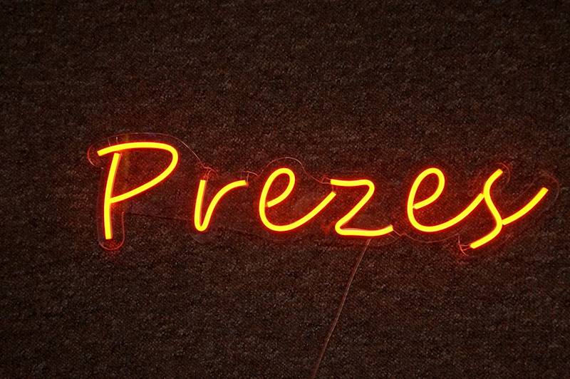neon Prezes 54x15 cm