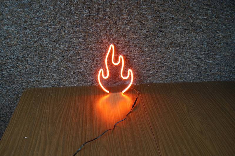 neon Płomień 18x15cm