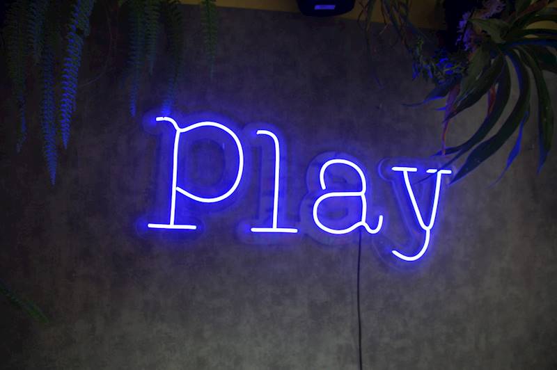 neon play 92x43 cm