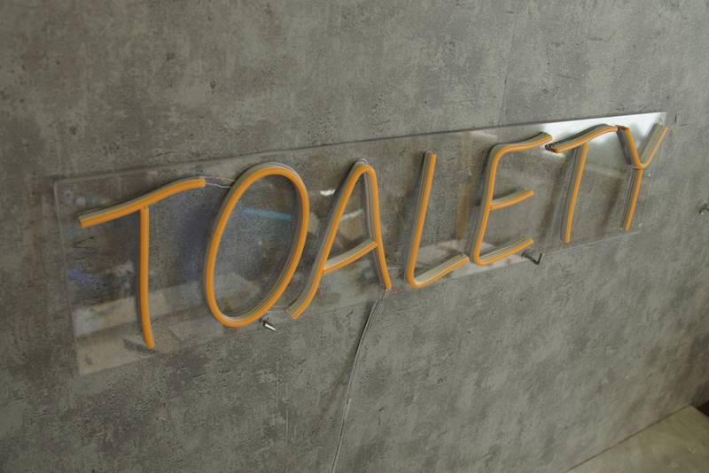 neon TOALETY 66x15cm