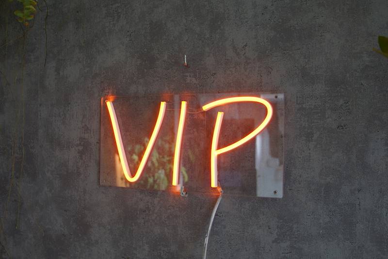 neon VIP 30x15cm