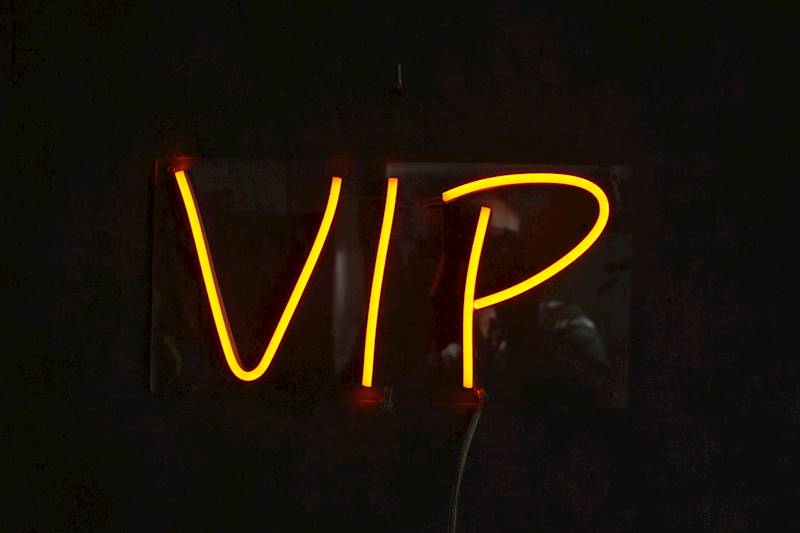 neon VIP 30x15cm