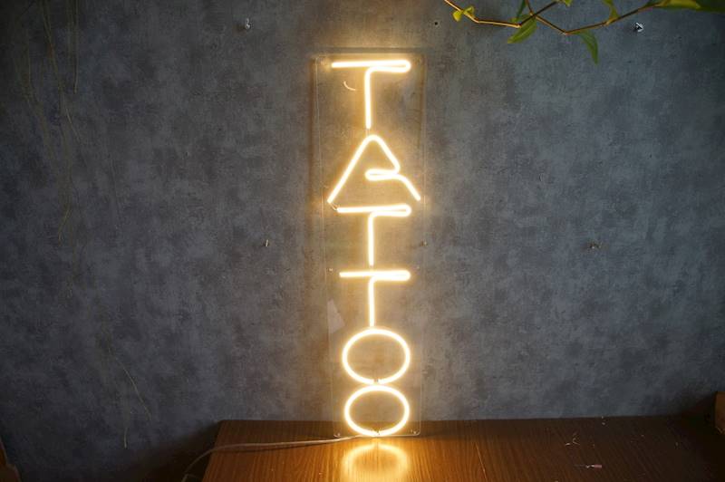 neon pionowy Tattoo 20x80 cm 
