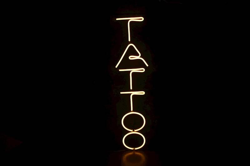 neon pionowy Tattoo 20x80 cm 