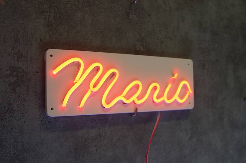 neon Mario 29x10 cm