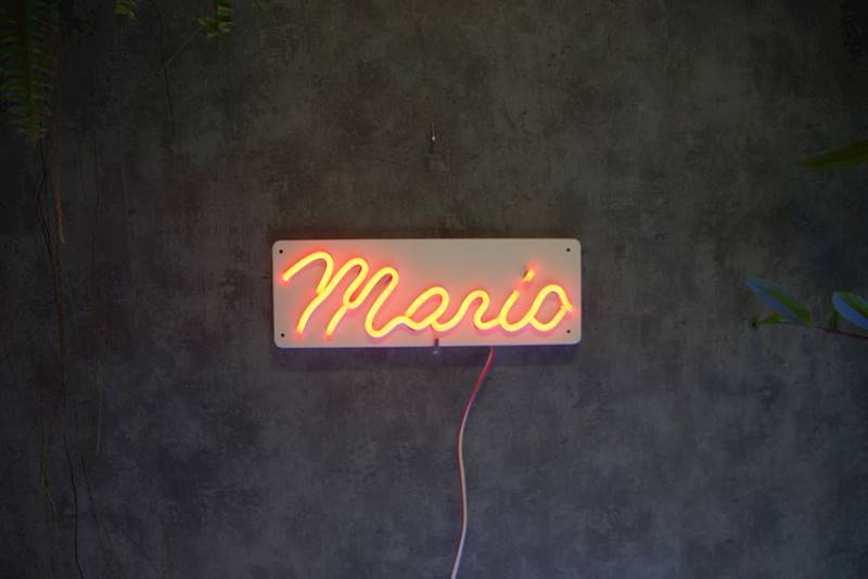 neon Mario 29x10 cm