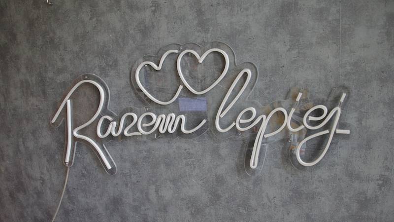 neon Razem Lepiej z sercami 88x35cm
