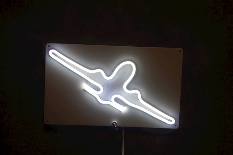 neon Startujący samolot 30x18 cm 