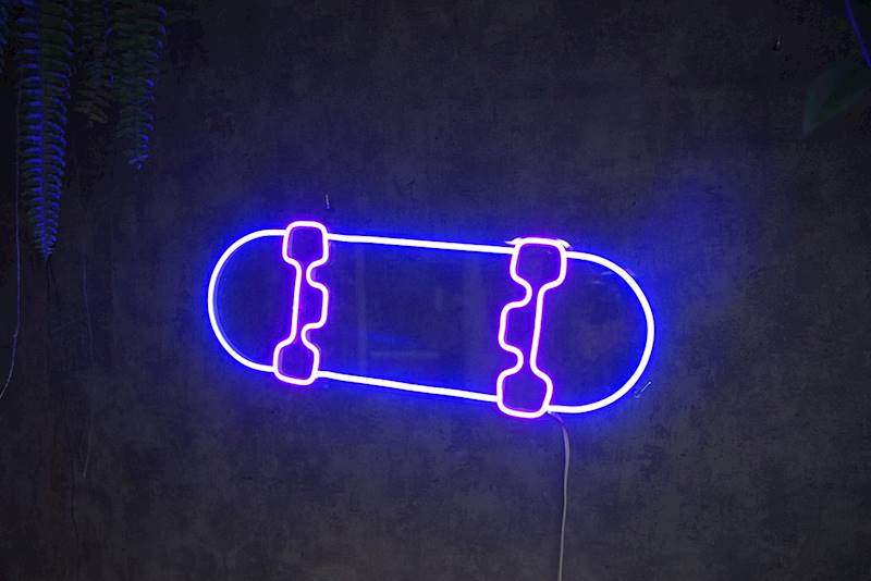 neon Deskorolka 50x19cm