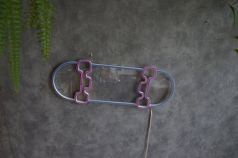 neon Deskorolka 50x19cm