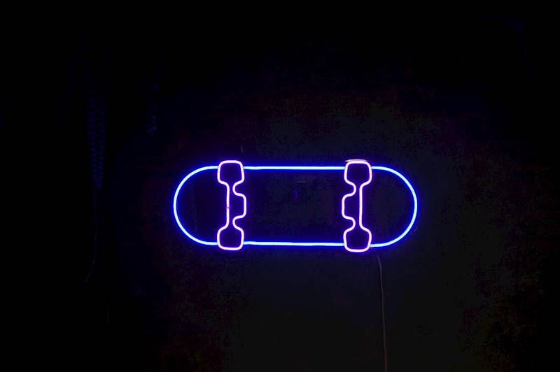 neon Deskorolka 50x19cm