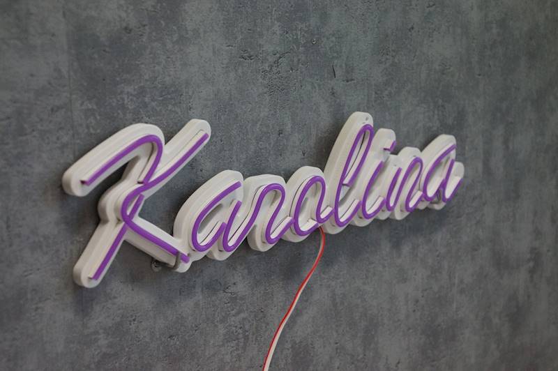 neon Karolina 50x12 cm 