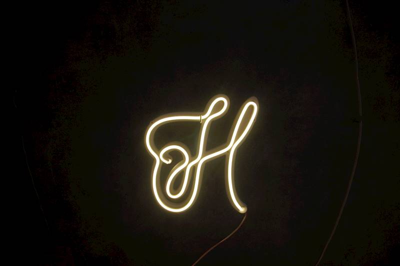 neon litera H 23x25cm