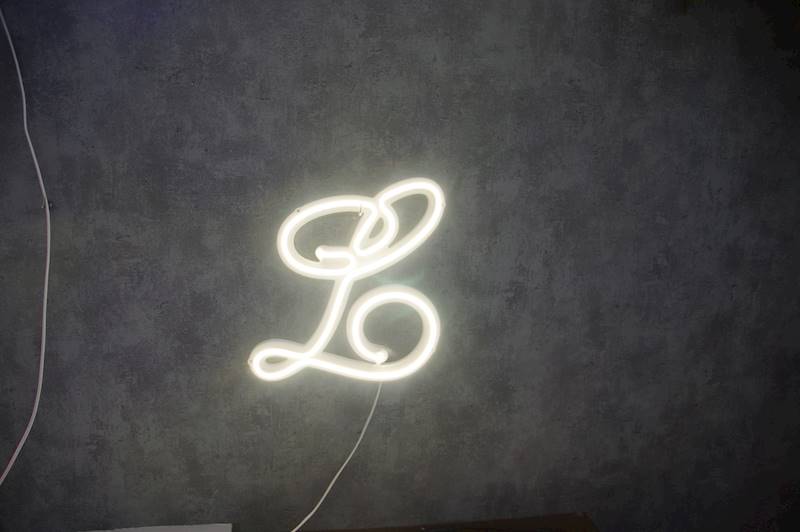 neon litera L 25x25cm