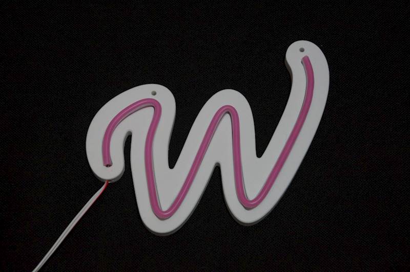 neon litera W 20x15cm 