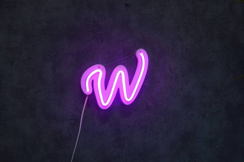neon litera W 20x15cm 