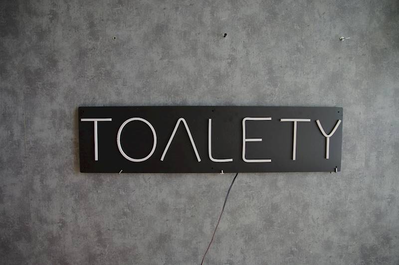 neon TOALETY 80x20cm 