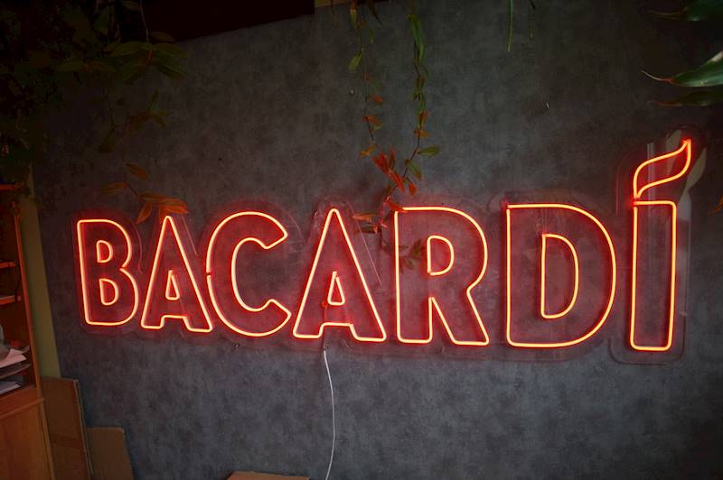 neon Bacardi 200x62cm