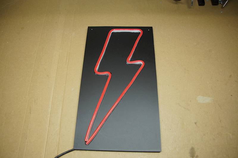 neon błyskawica czarna 16x29cm