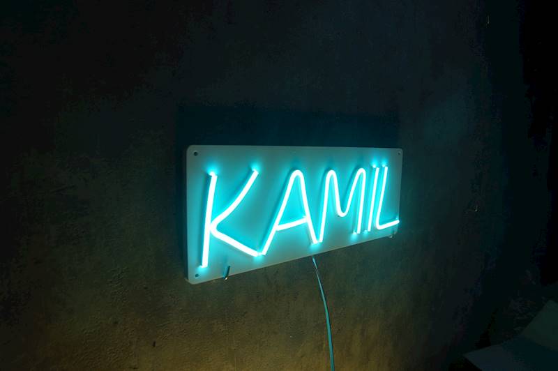 neon Kamil 35x14cm 