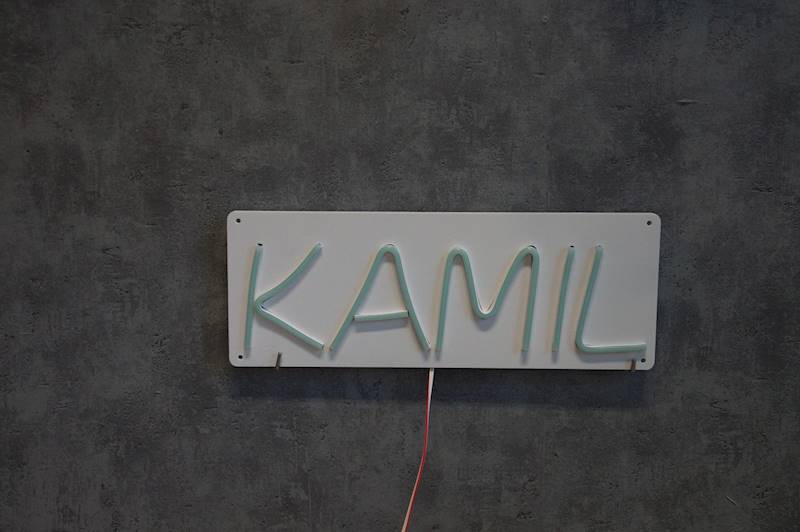 neon Kamil 35x14cm 
