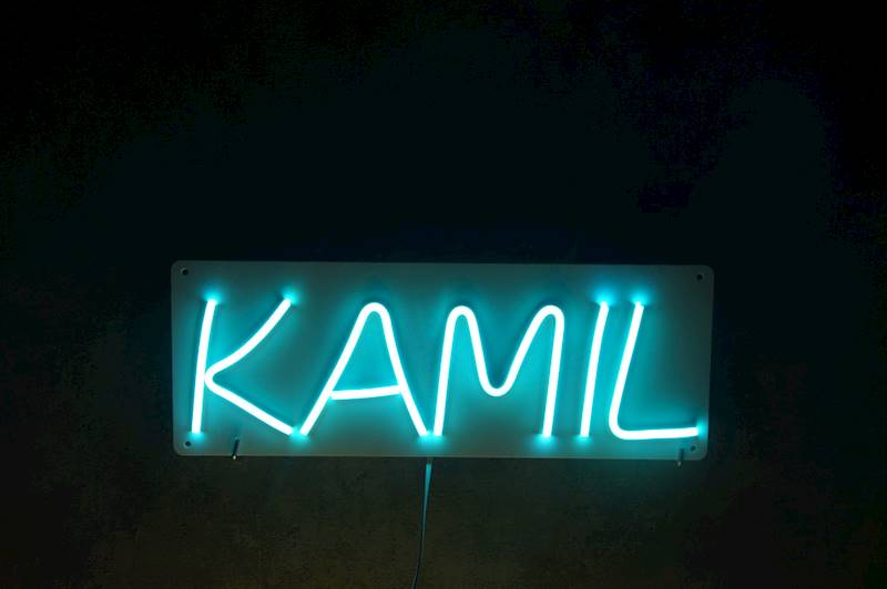 neon Kamil 35x14cm 