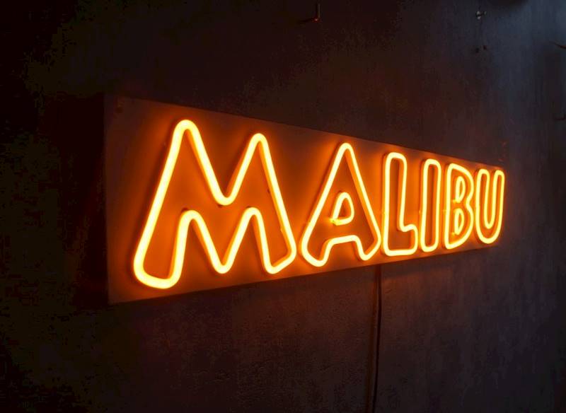 neon Malibu 70x14cm