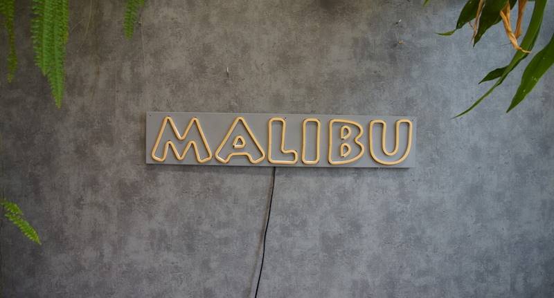 neon Malibu 70x14cm