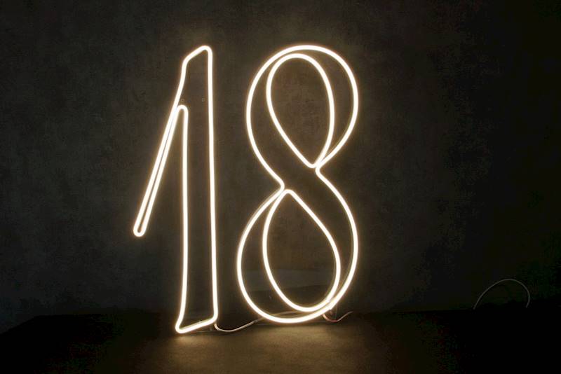 neon 18-ście 50x52 cm