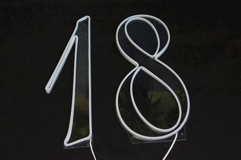 neon 18-ście 50x52 cm