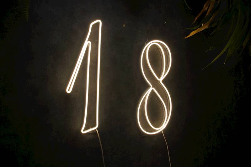 neon 18-ście 50x52 cm